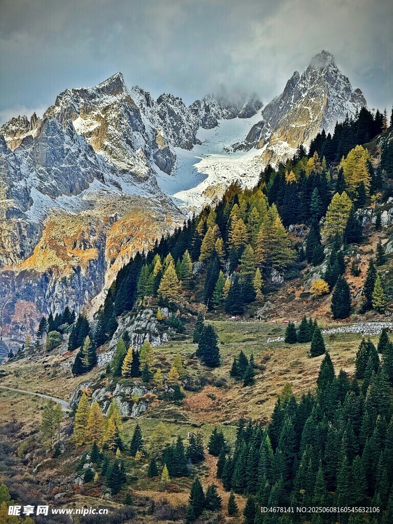 秋日壯麗山景