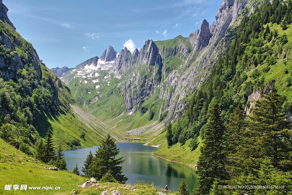 山間湖泊美景