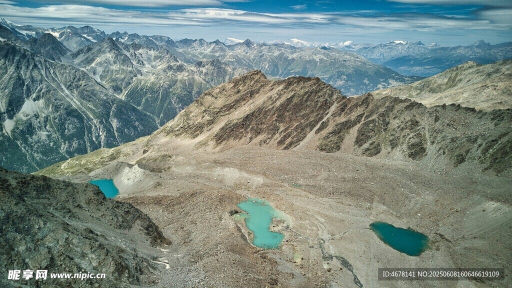 高山間的多彩湖泊景觀