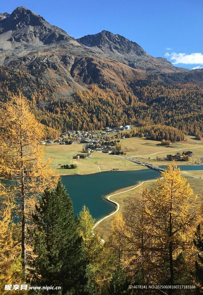 秋日山間湖泊美麗景致