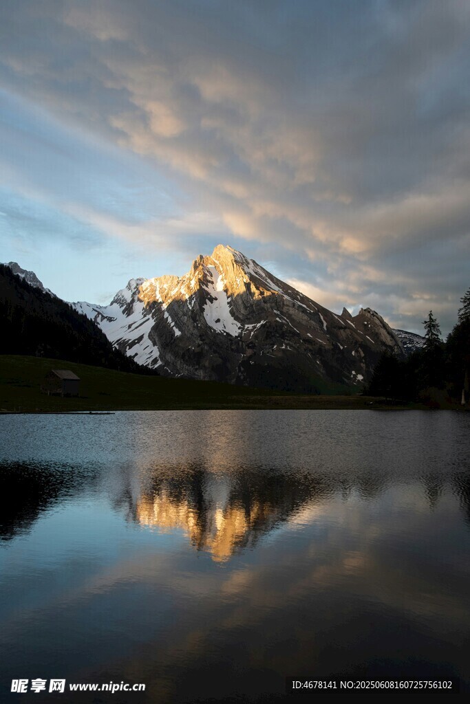 湖畔雪山美景