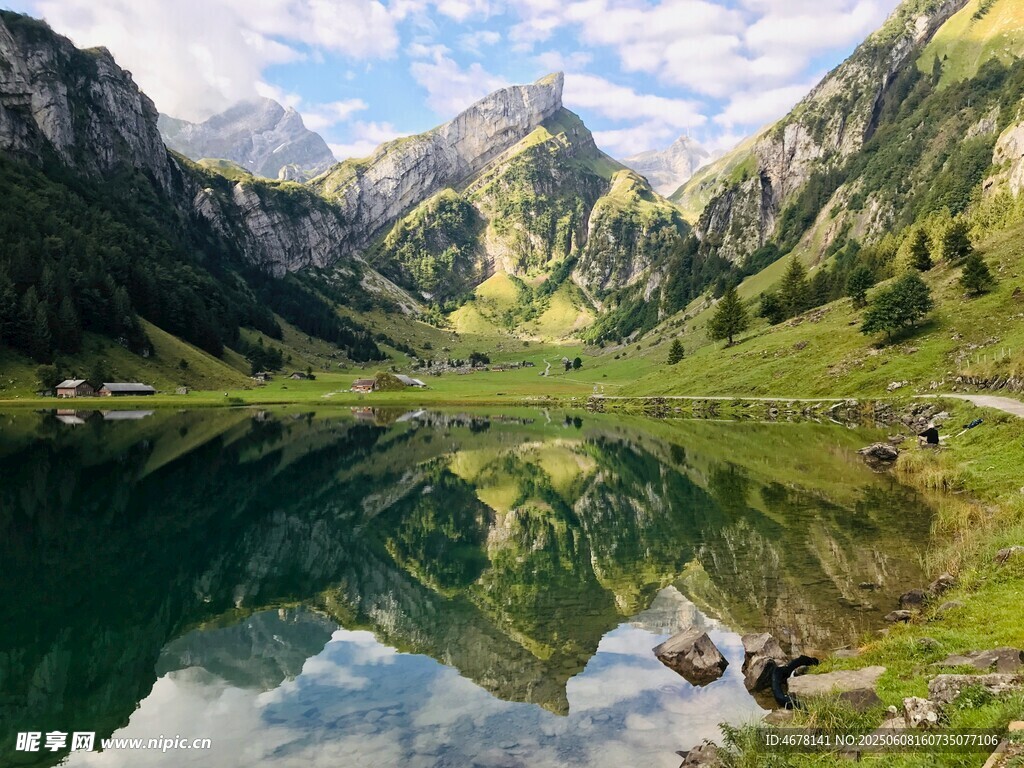 山間靜美湖泊風(fēng)景如畫(huà)