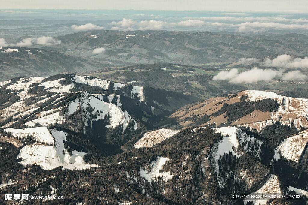 俯瞰壯麗雪山云海景觀