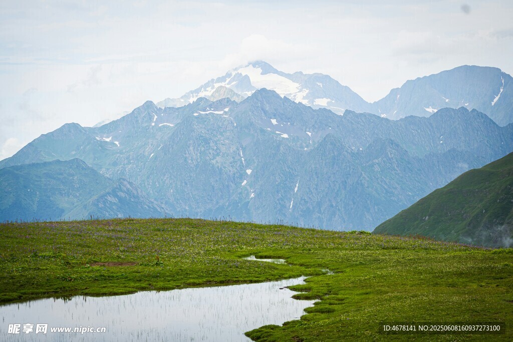 山間湖畔美景