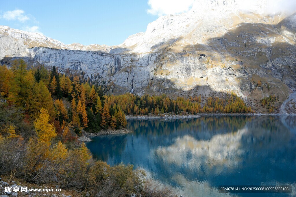 秋日山間藍湖美景