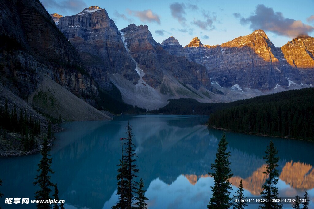 湖畔山巒美景