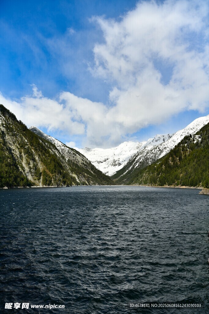 高山湖泊美景