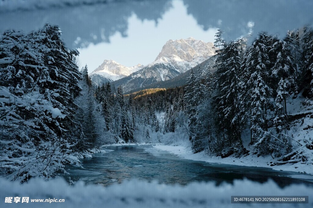 冬日雪覆山林河流美景