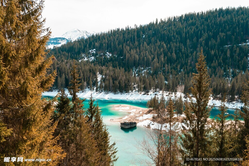 山林間的碧色河流美景