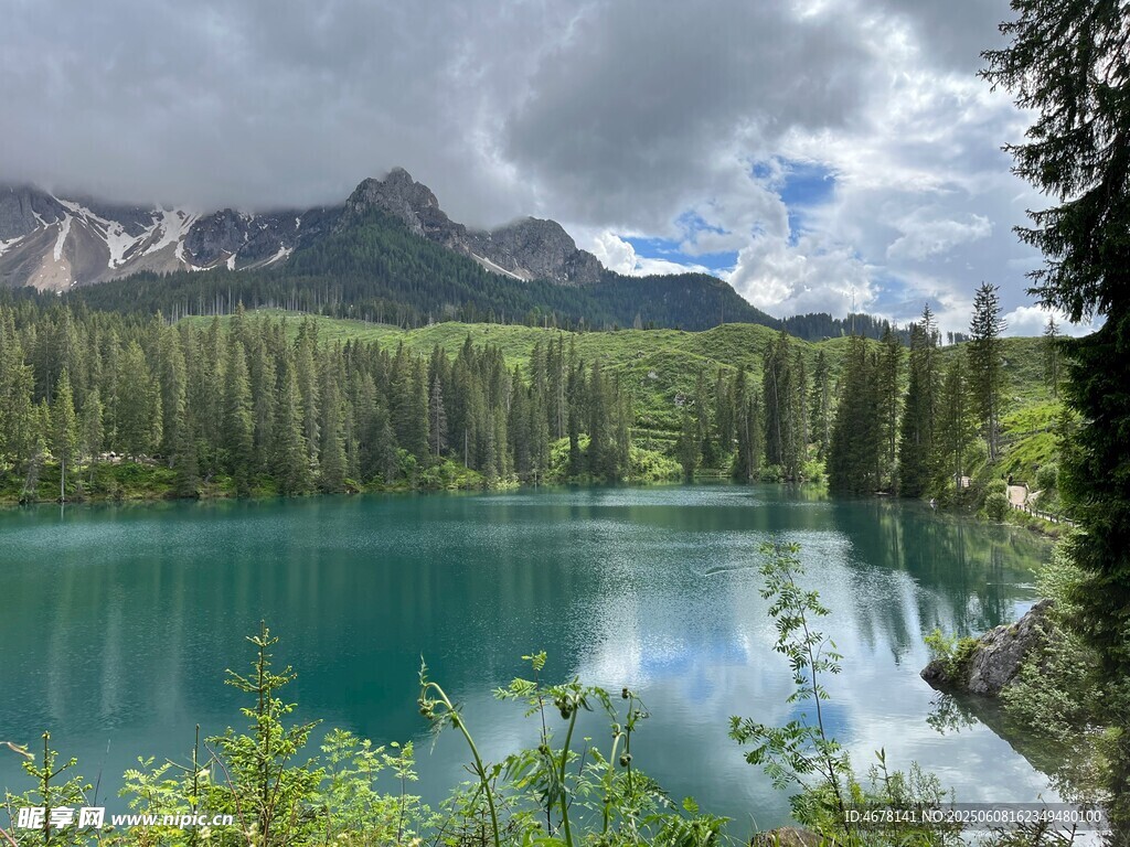 秀麗湖景伴山林