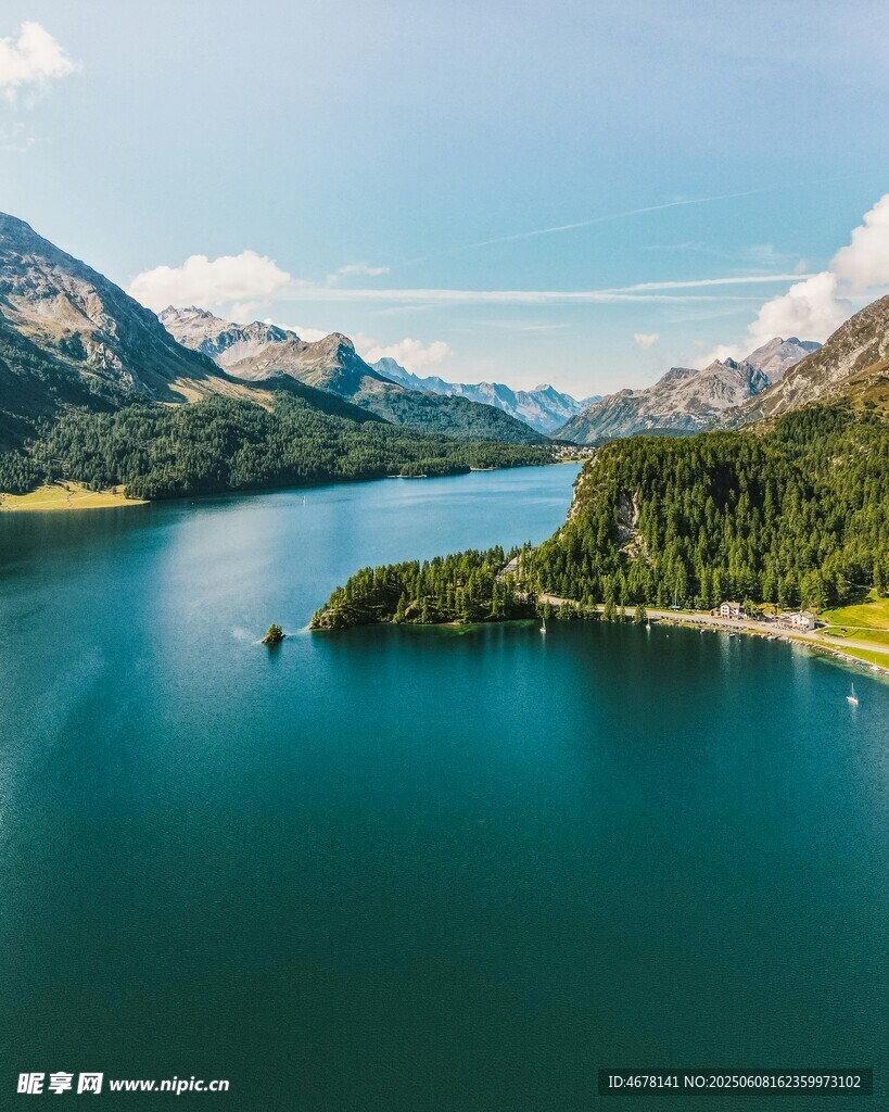 美麗湖景與青山相映成趣