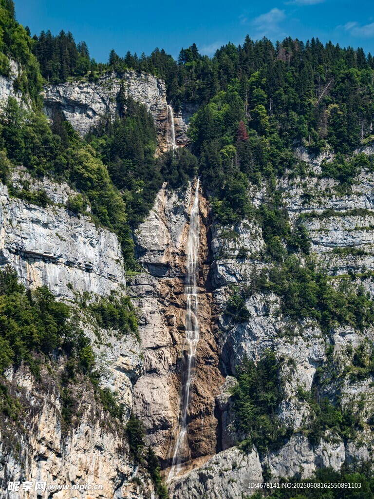 山間壯麗懸崖景觀