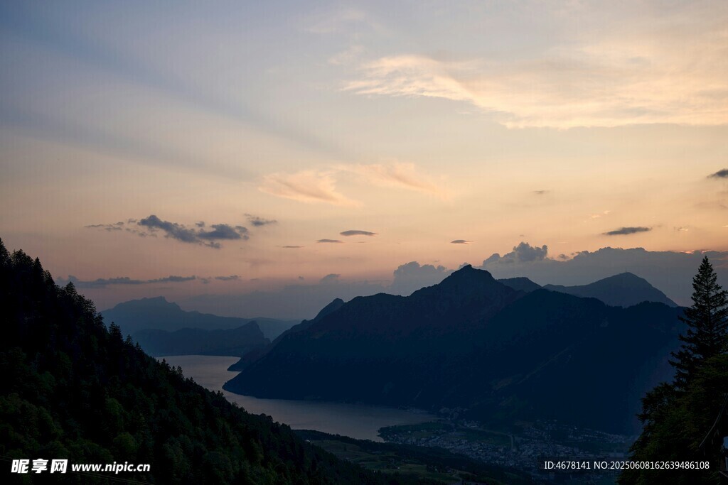 山間暮色下的壯麗湖景