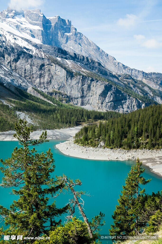 高山藍湖美景