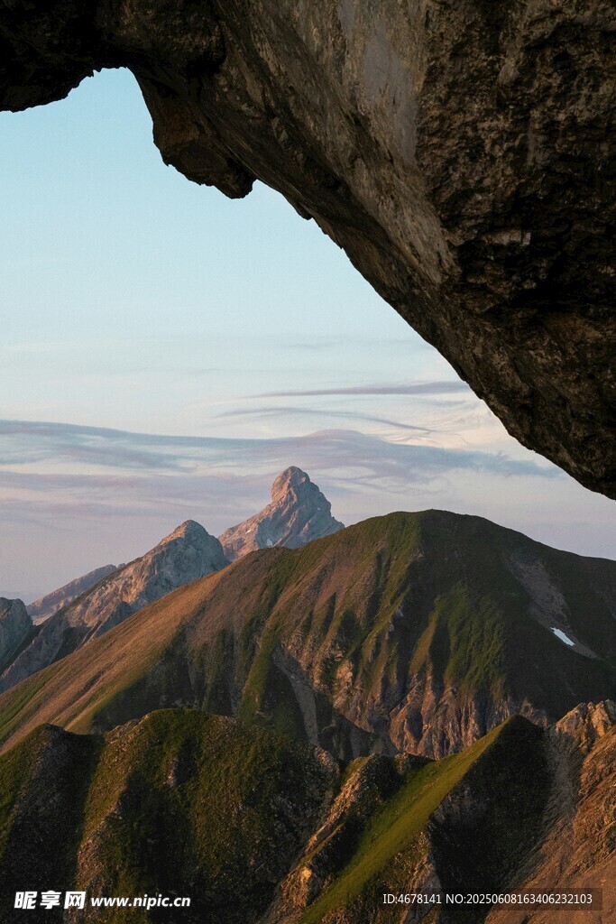 山巔視角下的壯麗山巒景觀