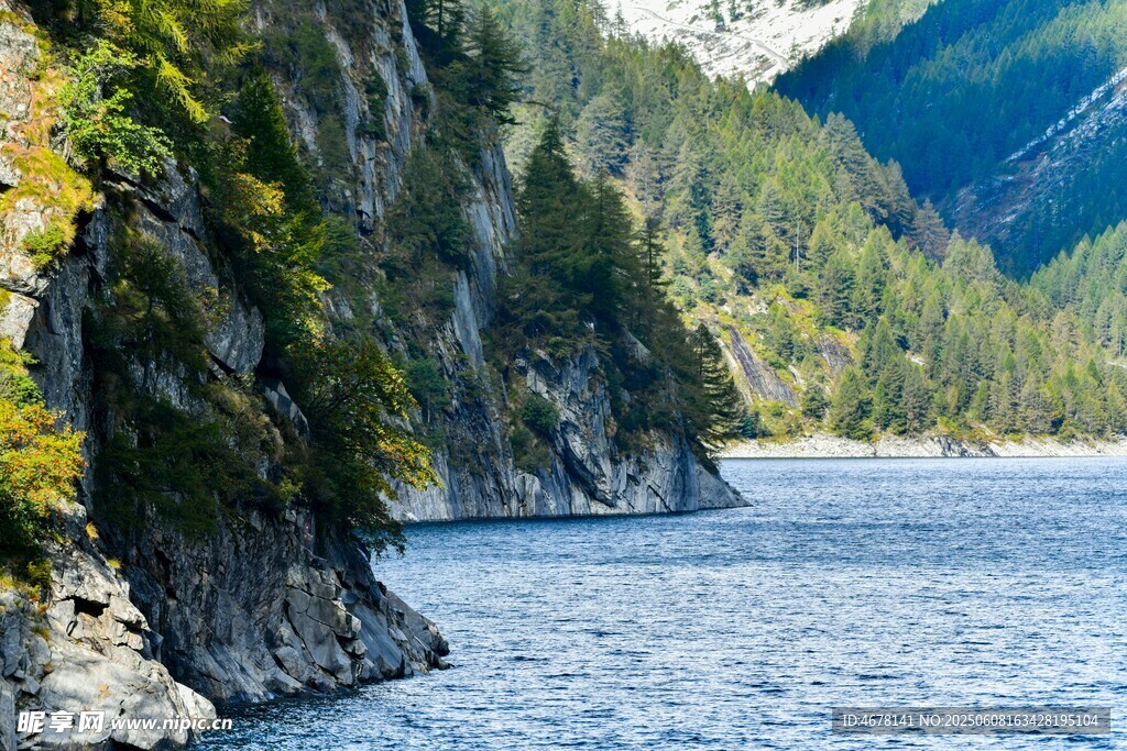 山間湖畔美景