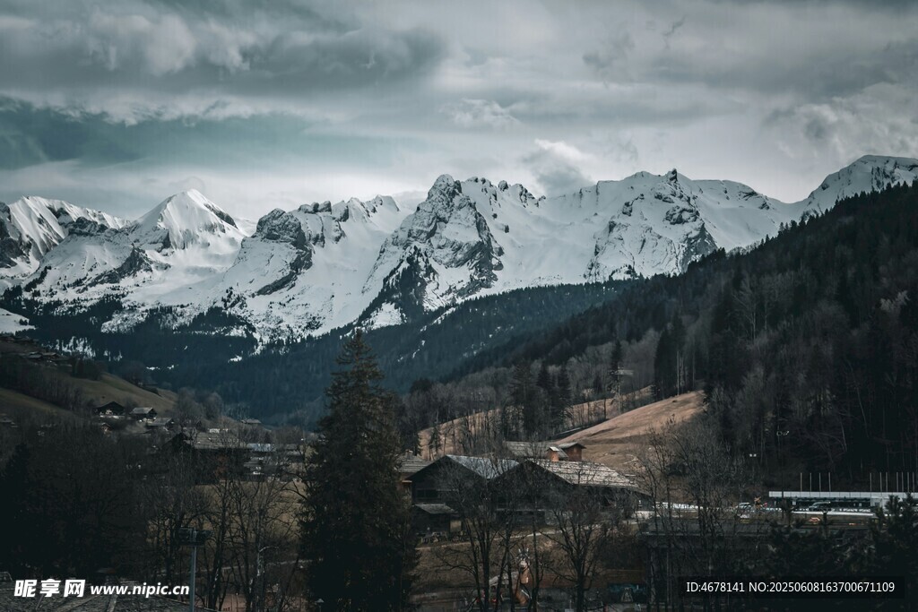 雪山森林景觀壯麗畫面