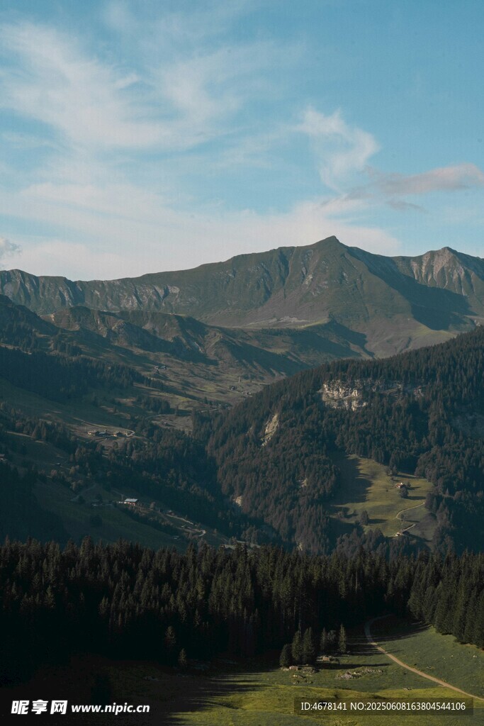 山間美景 綠意盎然的風光