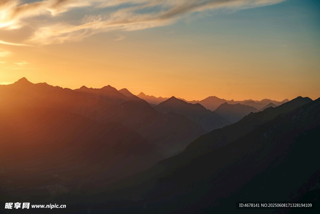 壯麗山間日落美景