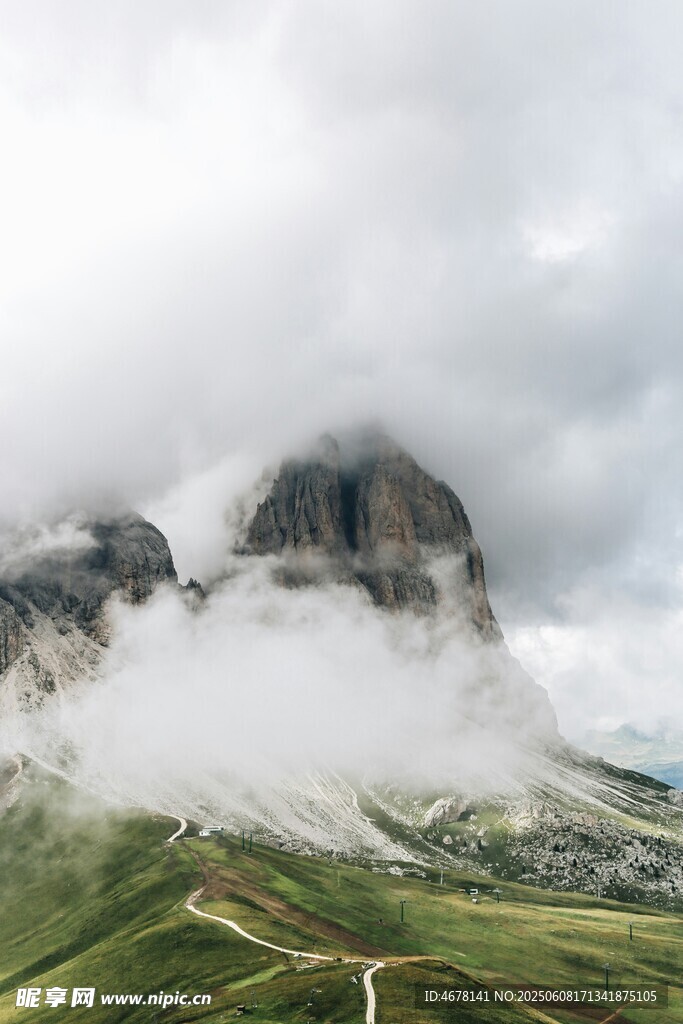 云霧繚繞的山間美景