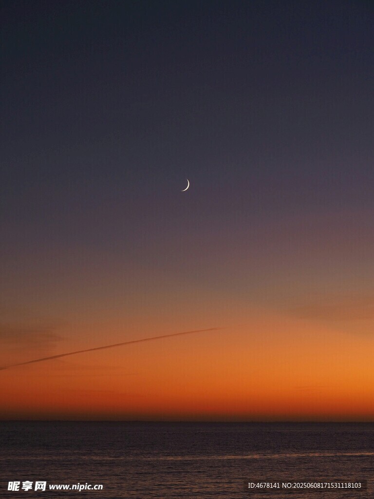 海上日落時的天際與孤星