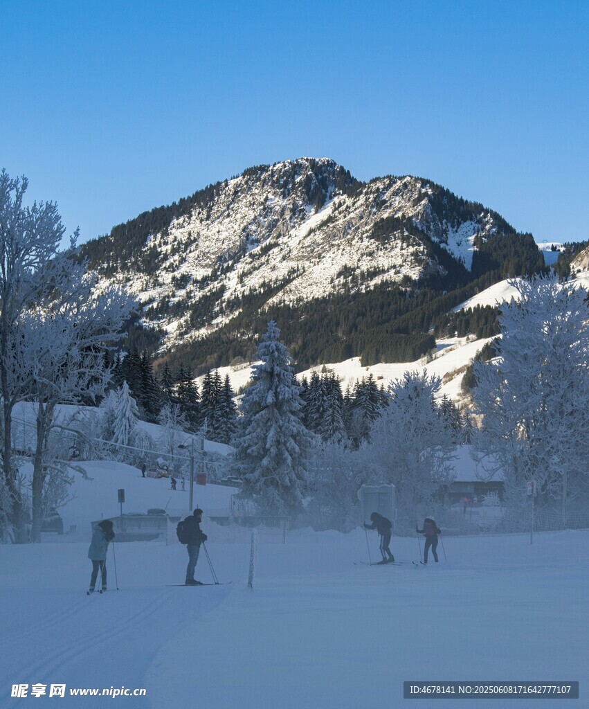 冬日雪山滑雪場景