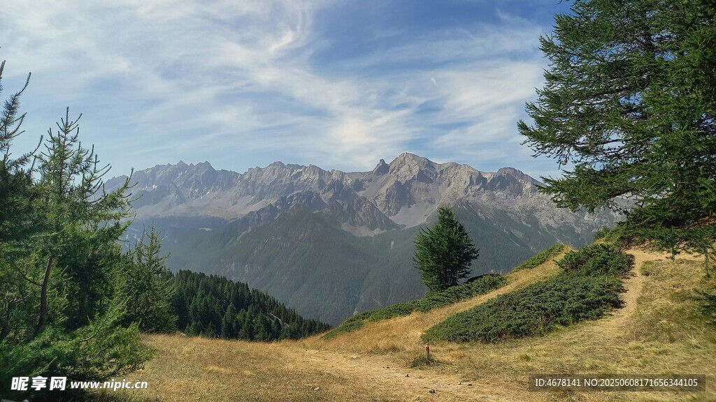 山間美景 遠處山巒與綠樹