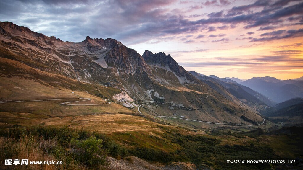 壯麗山間日落美景