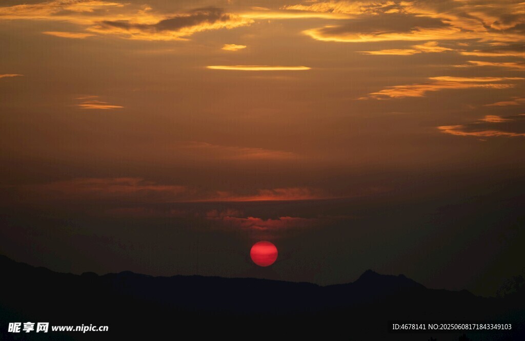 夕陽西下映天際