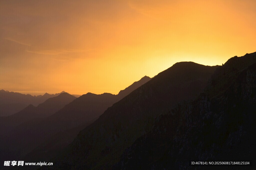 夕陽下的山巒美景