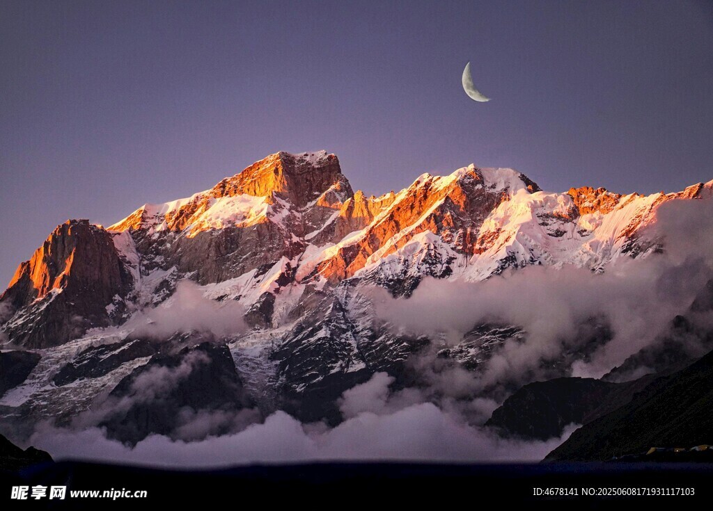 雪山映月壯麗美景