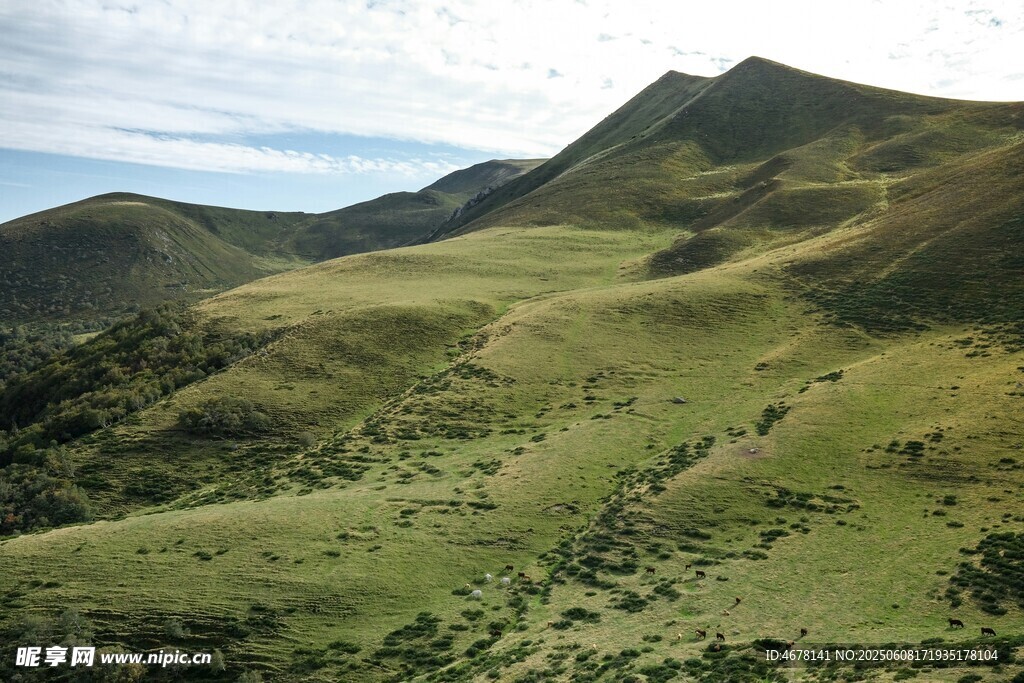 翠綠山巒風(fēng)景如畫(huà)