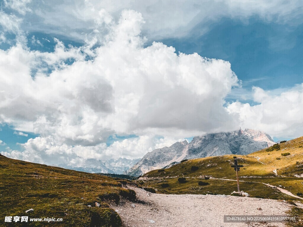 山間小徑與藍天白云美景