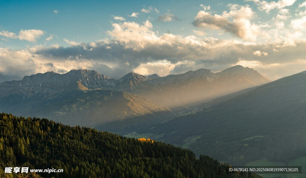 山間晨曦美景