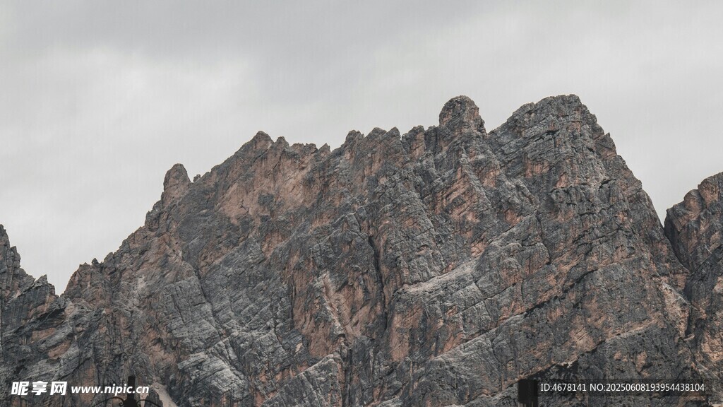 巍峨壯麗的嶙峋山峰