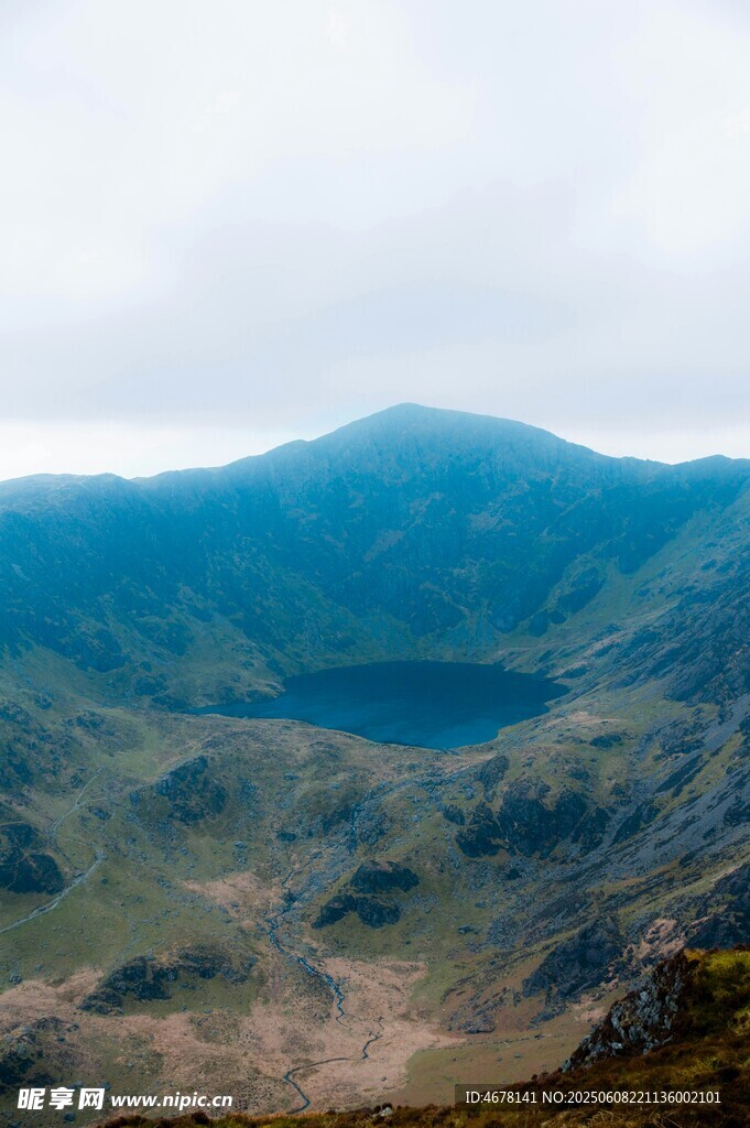 山巒湖泊自然美景