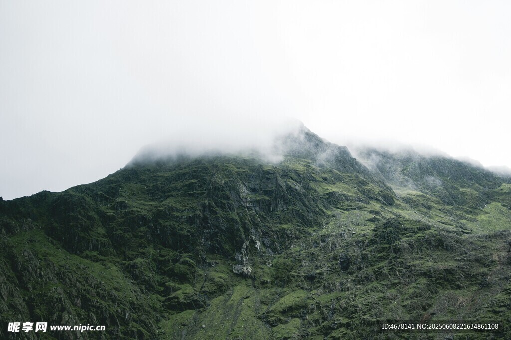 云霧繚繞的翠綠山峰