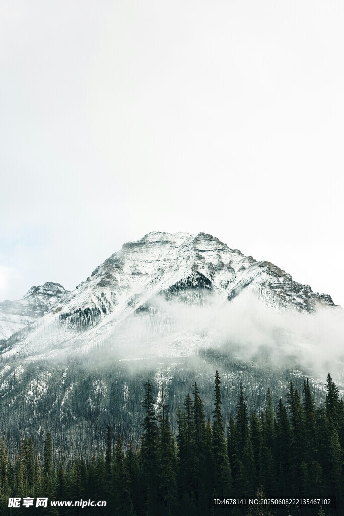 云霧繚繞的巍峨雪山