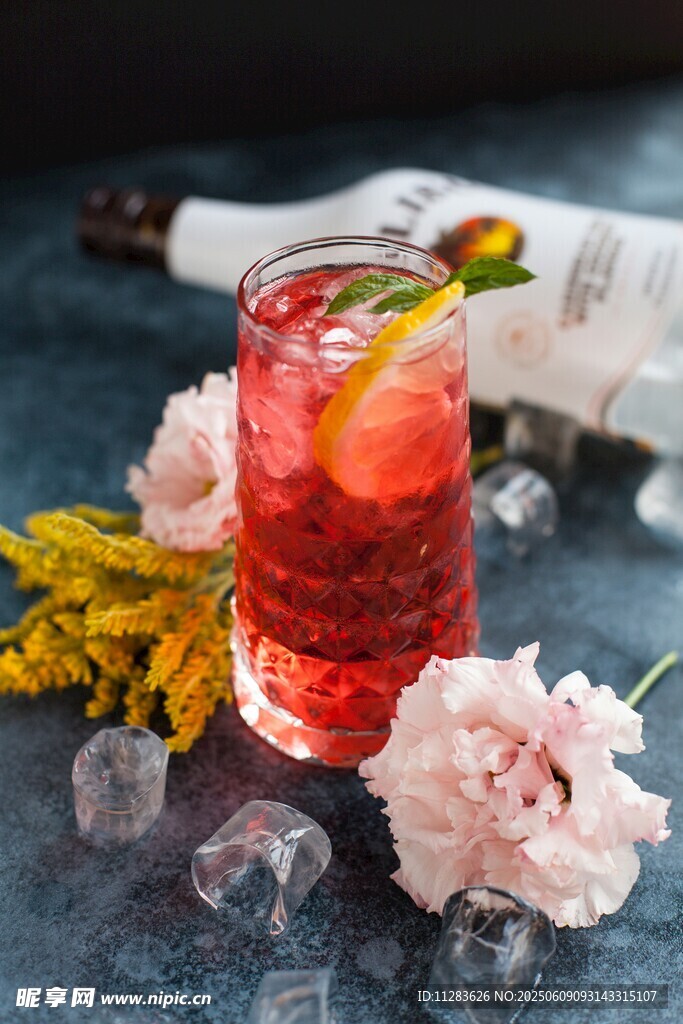 粉色花卉配紅色冰飲