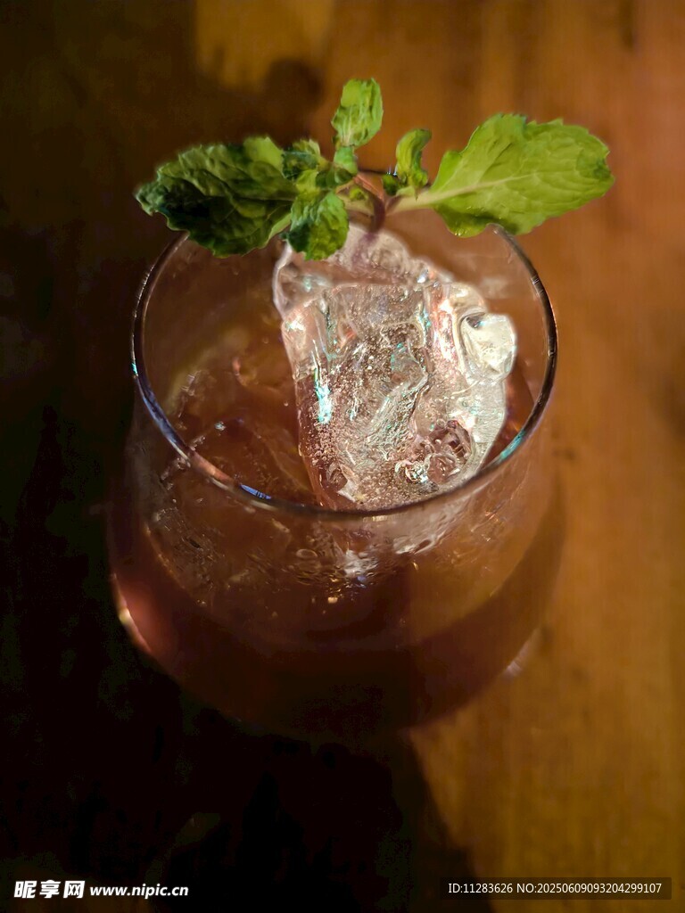 薄荷點綴的冰爽雞尾酒