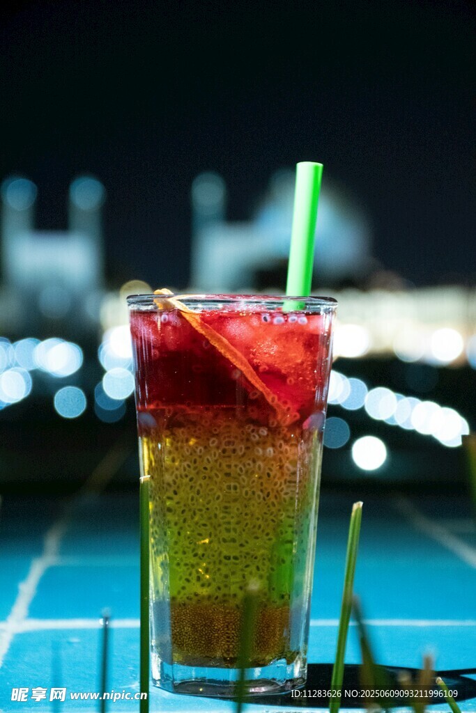 色彩繽紛的分層果汁飲品