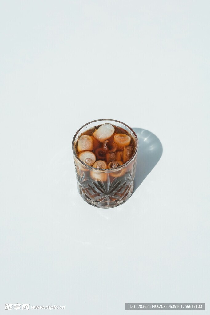 玻璃杯中的棕色圓球