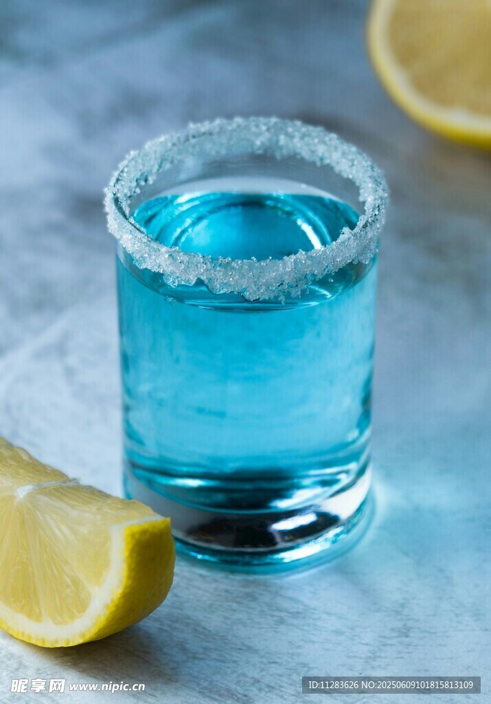 藍(lán)色龍舌蘭酒配檸檬片