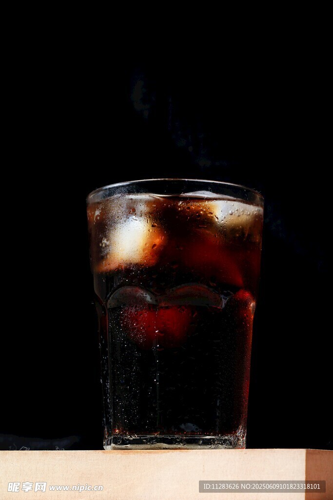 冰爽可樂玻璃杯特寫
