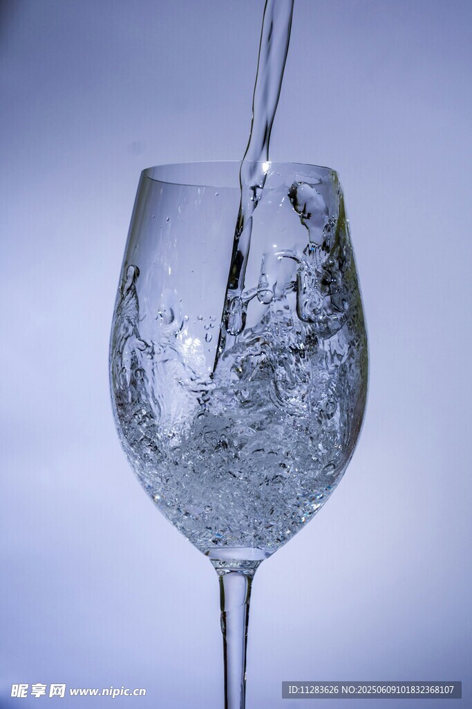 水注入高腳杯的瞬間