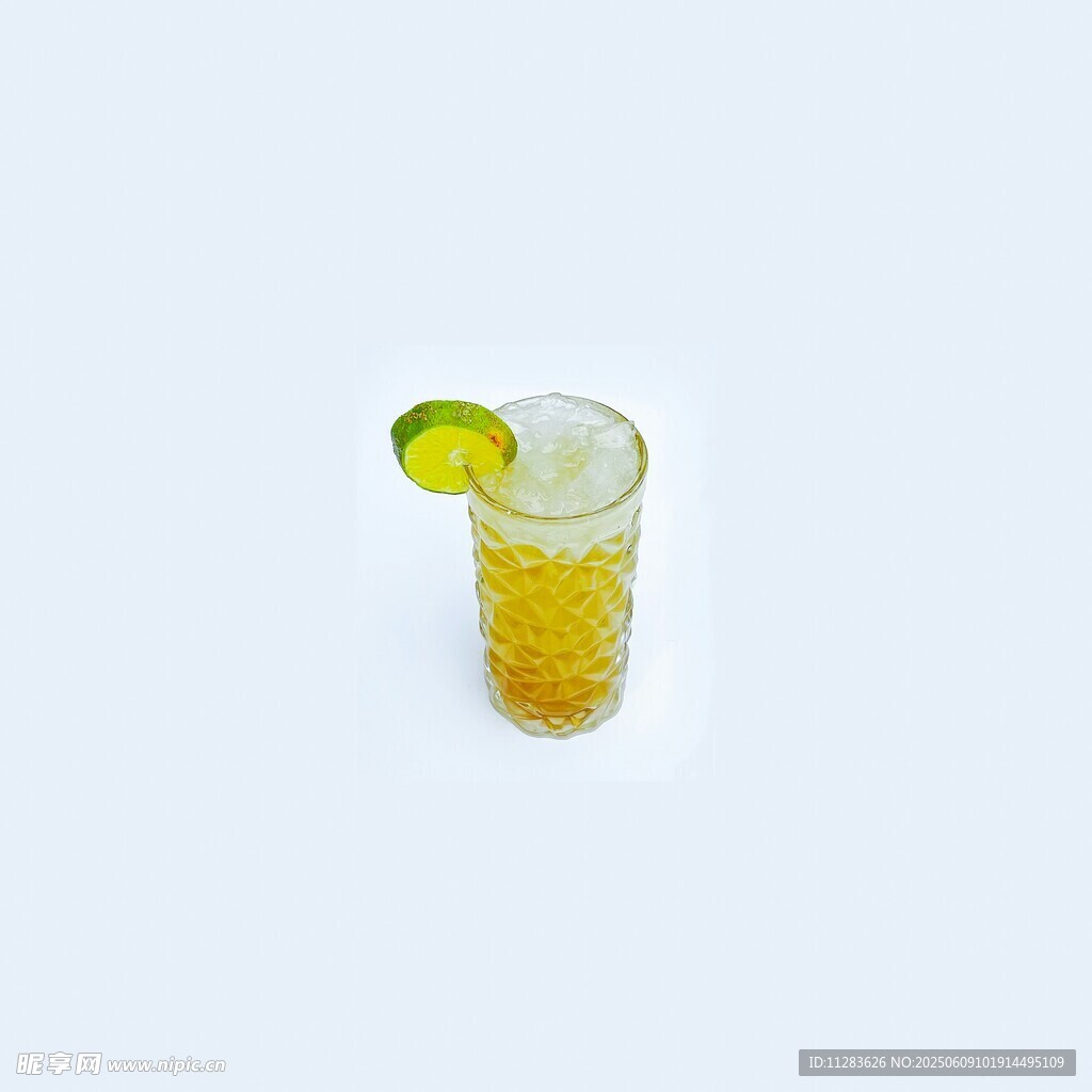 一杯帶青檸片的黃色飲品