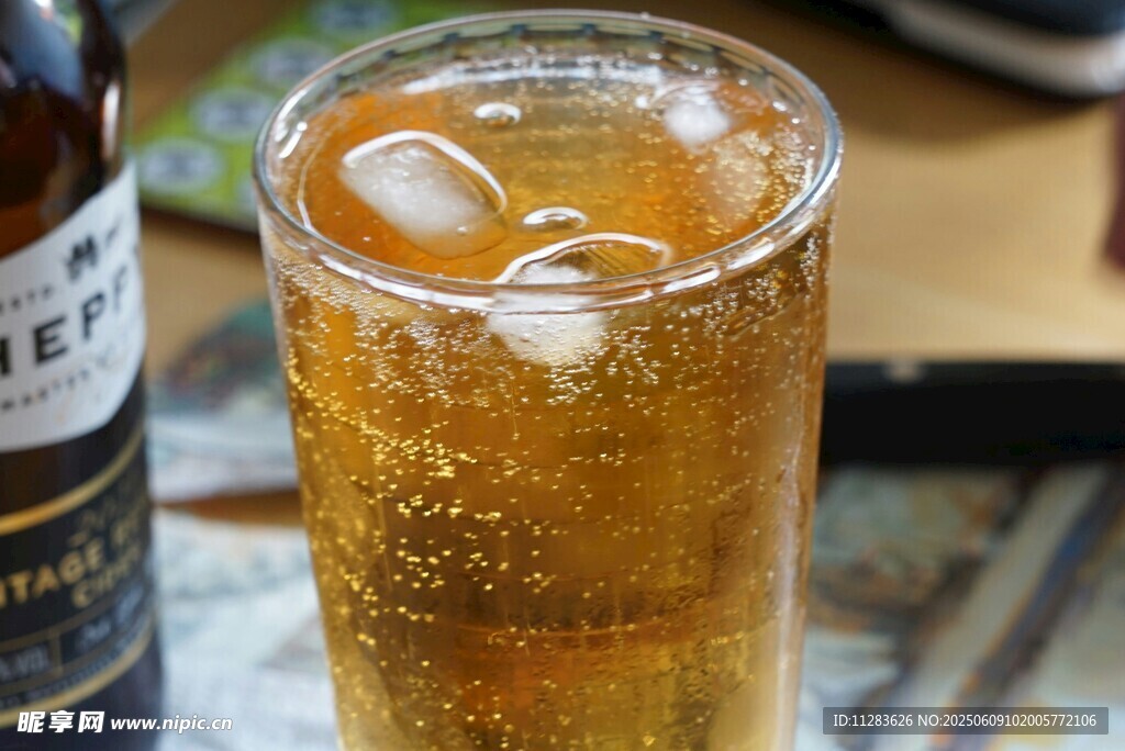 冰爽氣泡飲料玻璃杯特寫