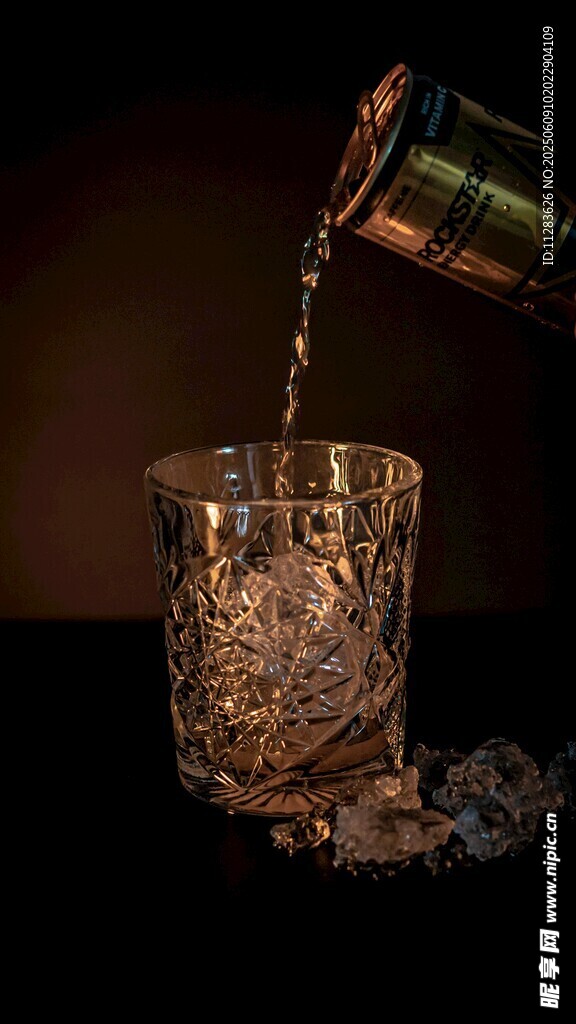 威士忌倒入雕花玻璃杯