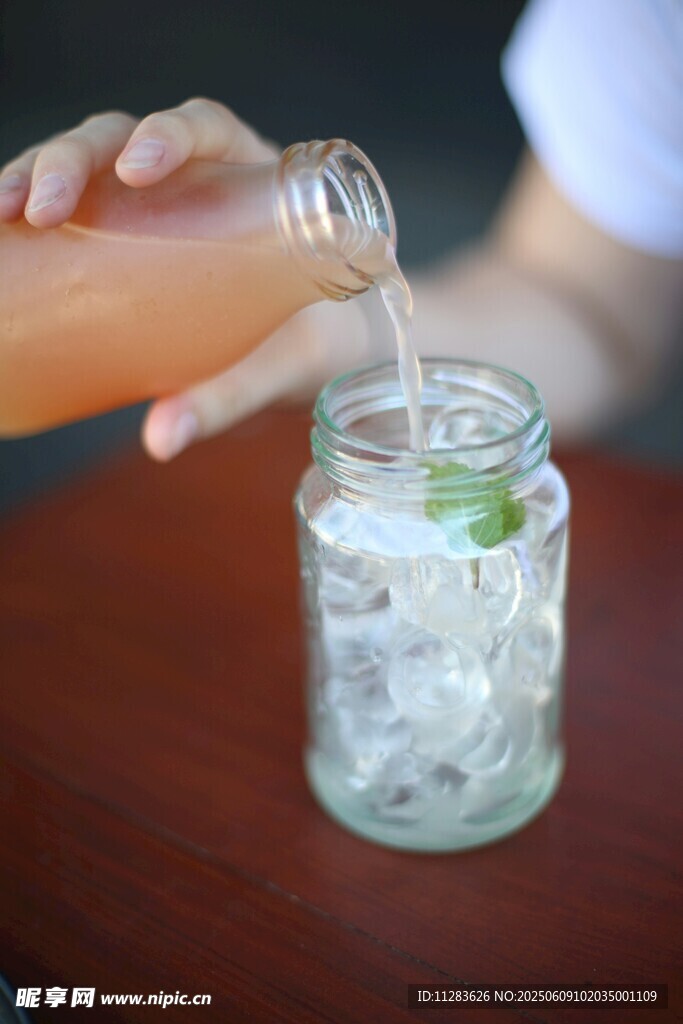 倒入冰飲的瞬間