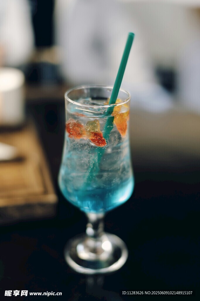 藍色氣泡雞尾酒配吸管